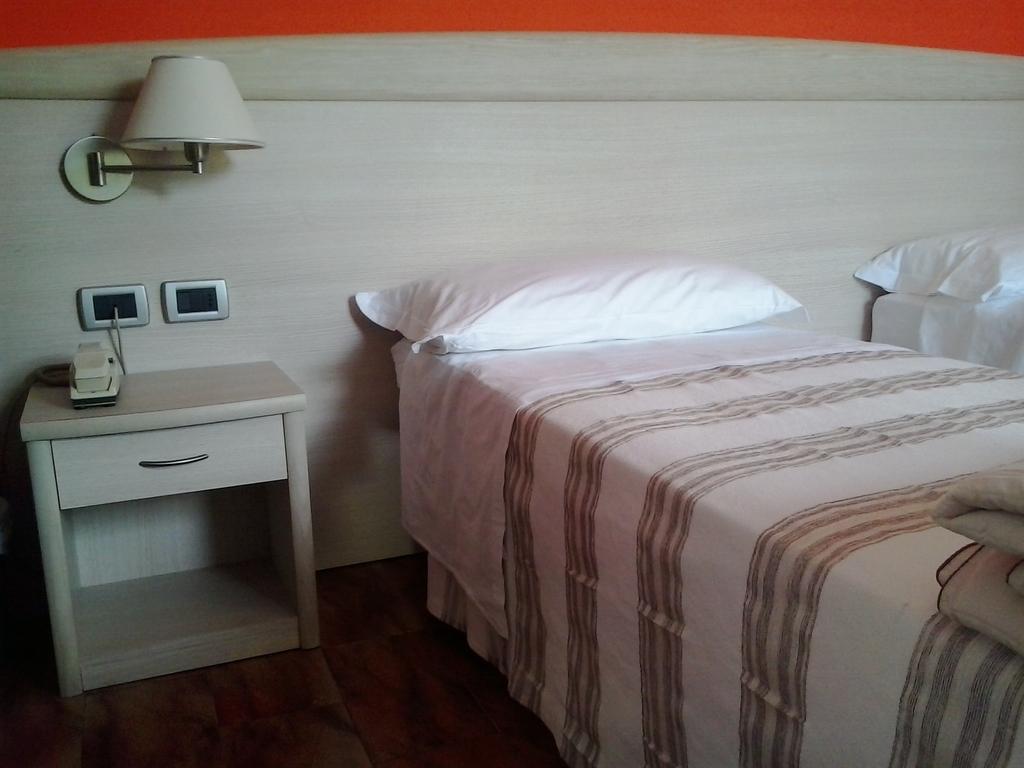 פרג'ינה ולסוגאנה Hotel Pizzeria Mezzolago חדר תמונה