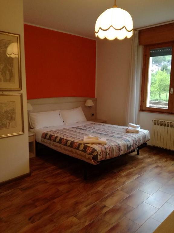 פרג'ינה ולסוגאנה Hotel Pizzeria Mezzolago מראה חיצוני תמונה