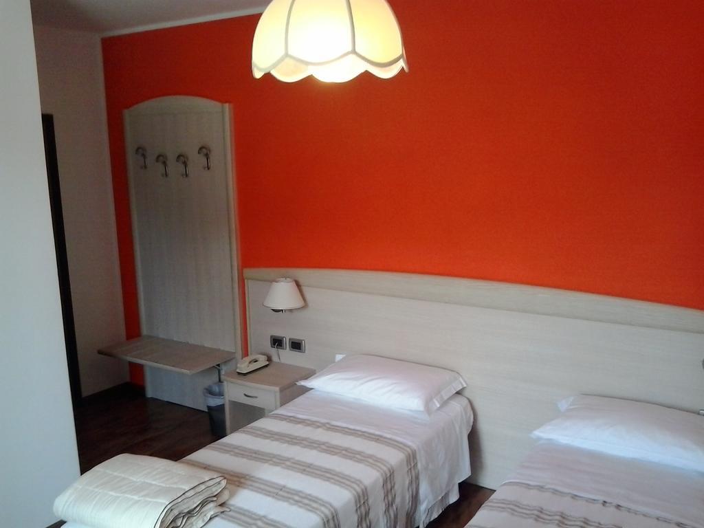 פרג'ינה ולסוגאנה Hotel Pizzeria Mezzolago מראה חיצוני תמונה